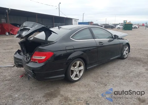 2015 Mercedes-Benz C 250 z USA, uszkodzony, nr VIN WDDGJ4HB4FG368177